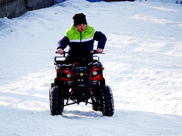 雪地摩托卡丁車